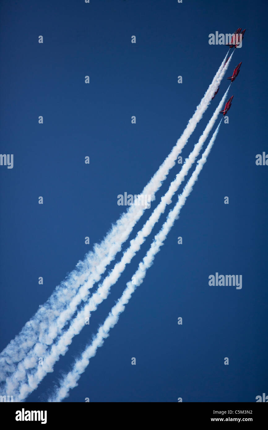 Die Red Arrows Kletterei vor einem tiefblauen Himmel mit weißen Rauch hinter Stockfoto