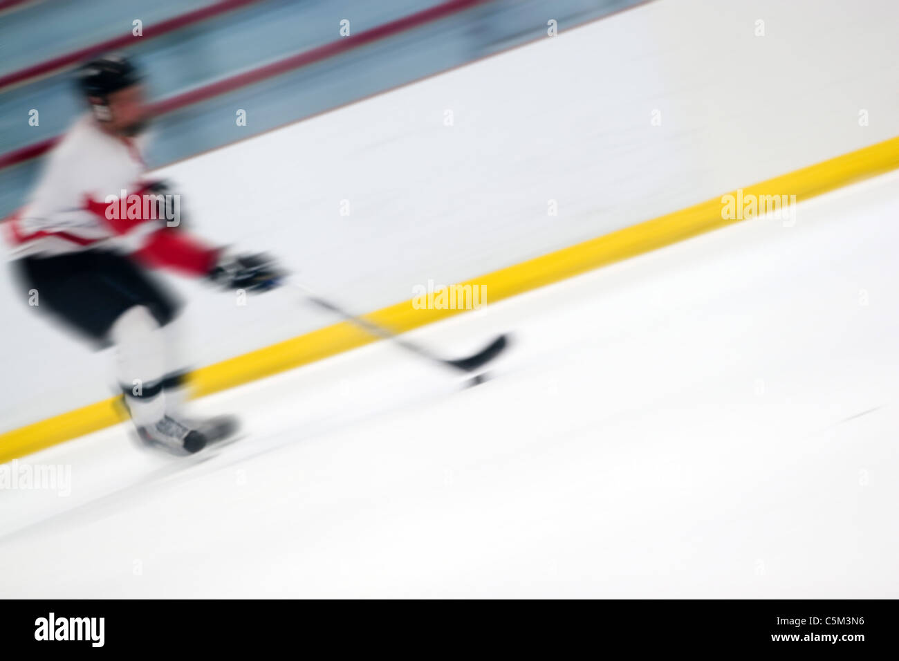 Abstrakte Bewegungsunschärfe der Umgang mit den Puck, als er das Eis hinunter Geschwindigkeiten Eishockeyspieler. Stockfoto