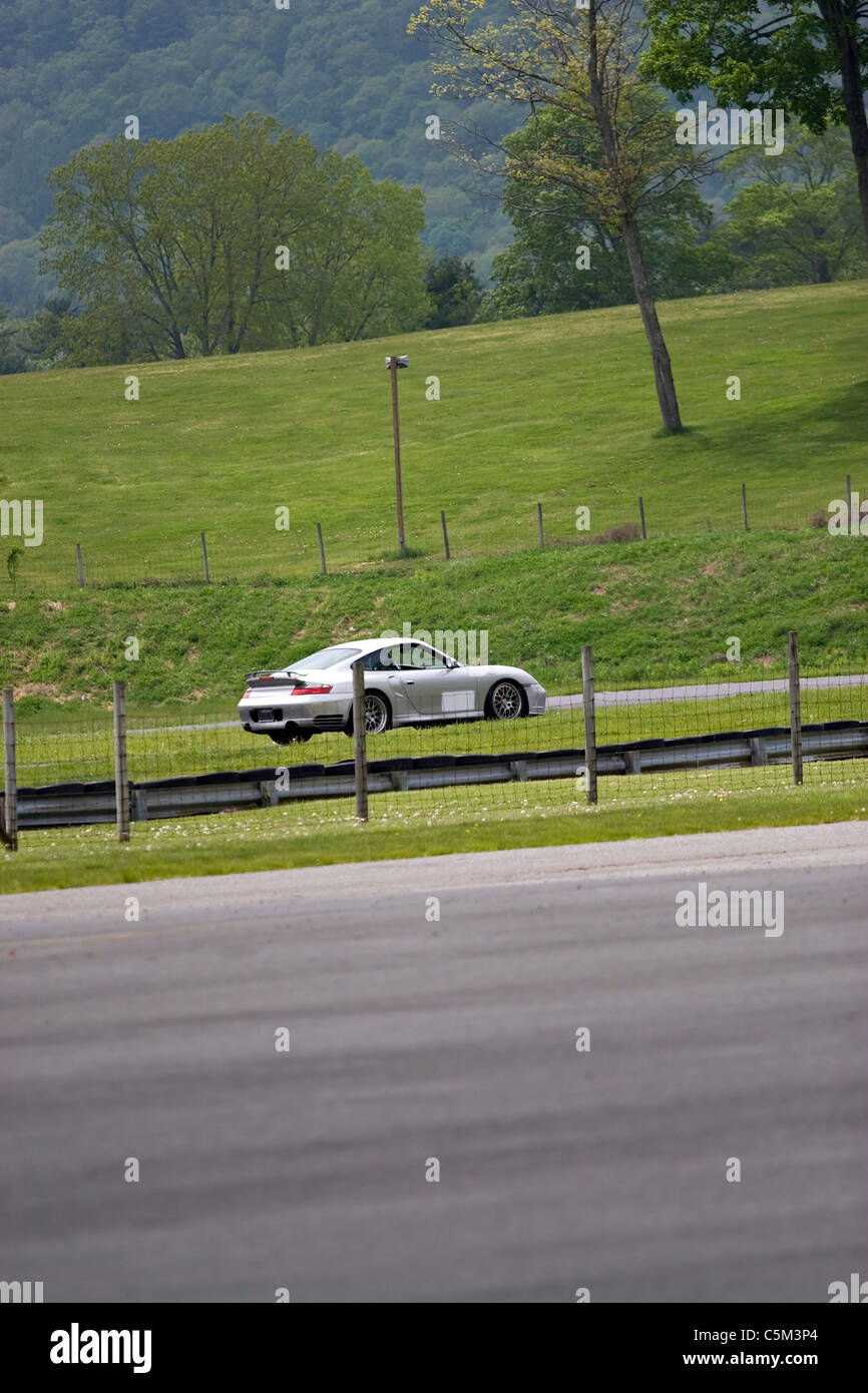 Sports das Autolaufen auf einem Straßenkurs mit intensiven Geschwindigkeiten. Stockfoto