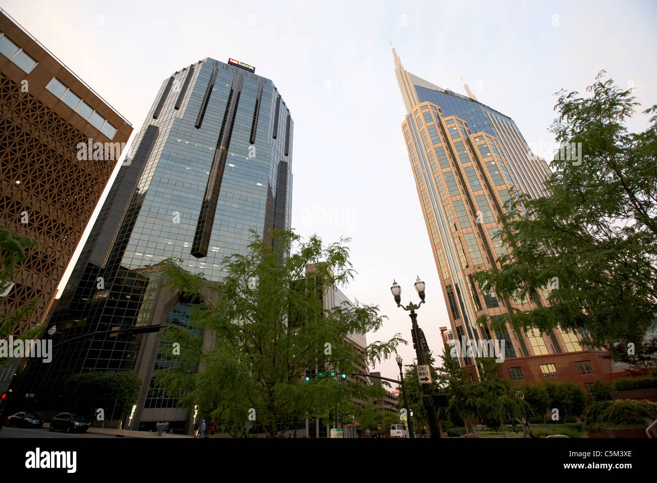 Handel mit einer Nashville Straße Platz und at&t Bürogebäude Nashville Tennessee USA Stockfoto