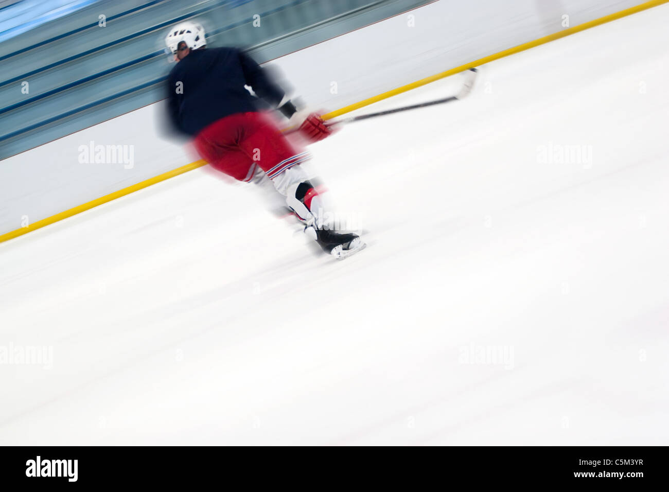 Abstrakte Bewegungsunschärfe von Hockey-Spieler wie er hinunter das Eis Schlittschuhe. Leichte Bewegungsunschärfe und geringe Schärfentiefe. Stockfoto
