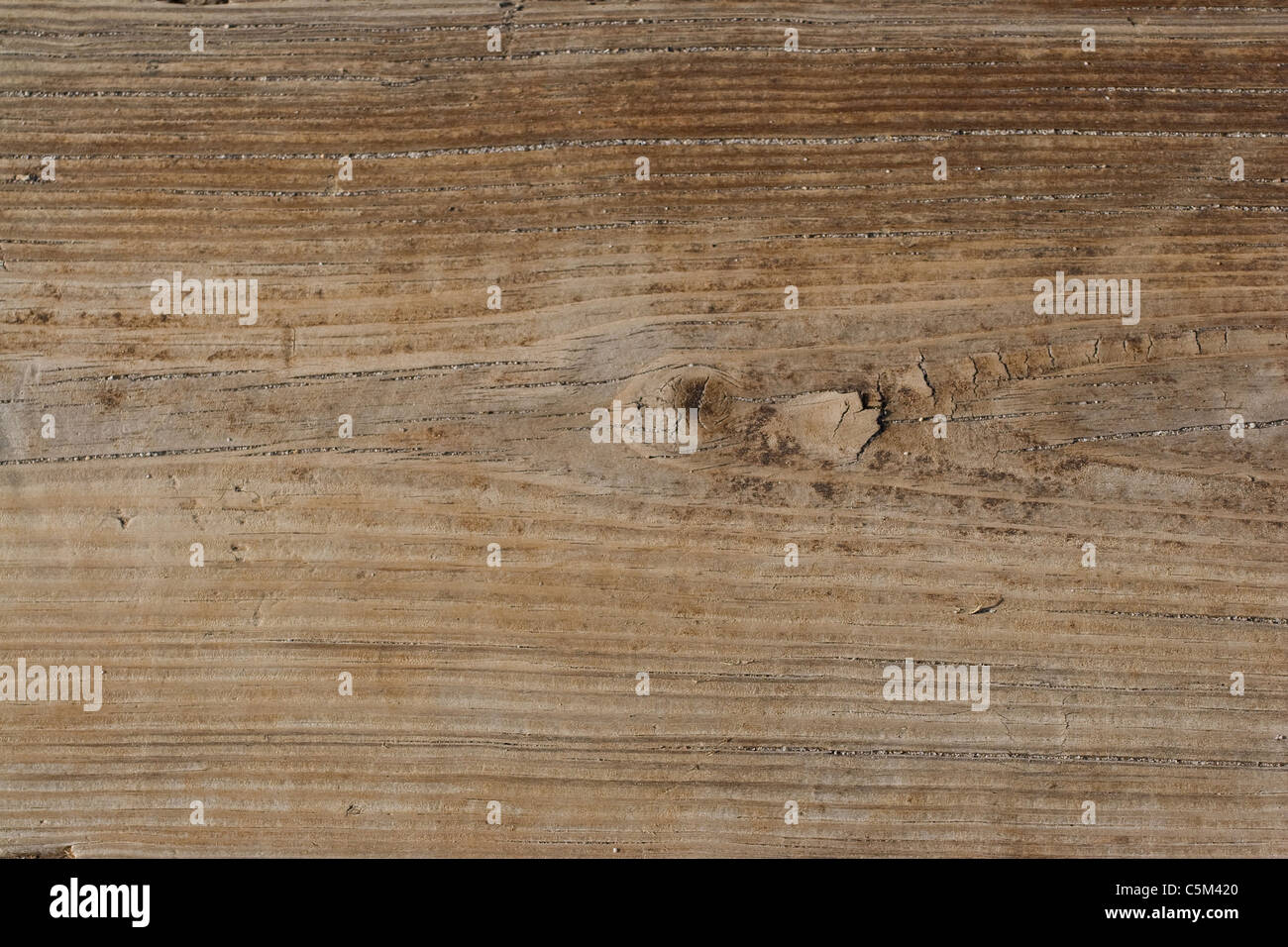 Eine alte hölzerne Textur mit Sandkörner in die Risse am Ufer Meeres gefunden. Stockfoto