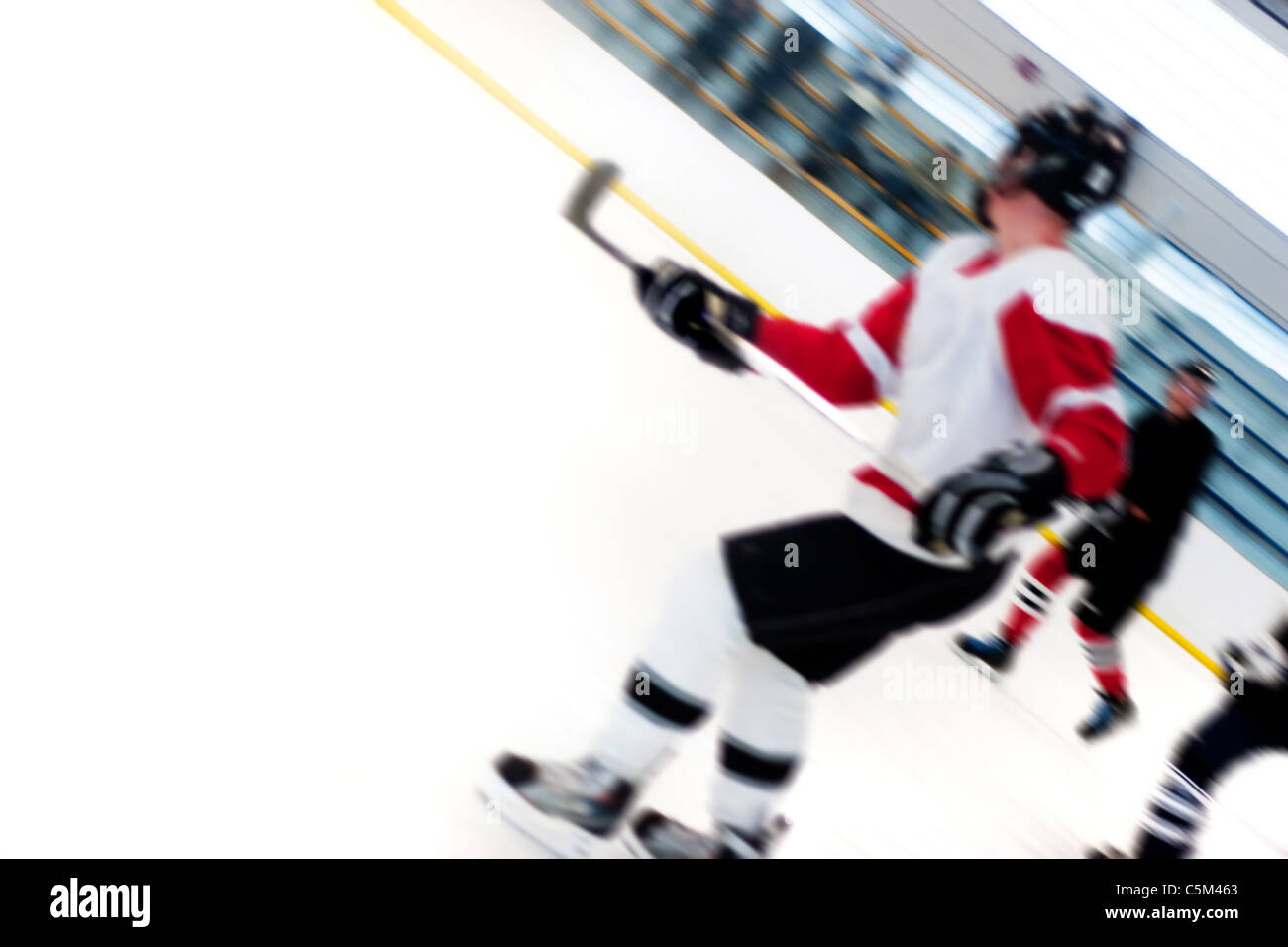 Abstrakte Bewegungsunschärfe der Hockey-Spieler auf eine schnelle Pause, wie sie das Eis hinunter zu beschleunigen. Stockfoto