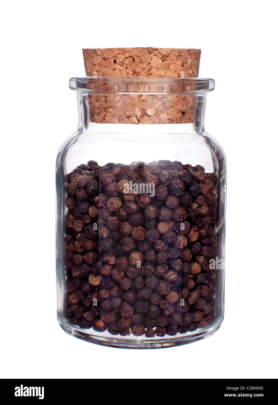 Glasflasche voller Pfeffer Samen isoliert auf weißem Hintergrund Stockfoto