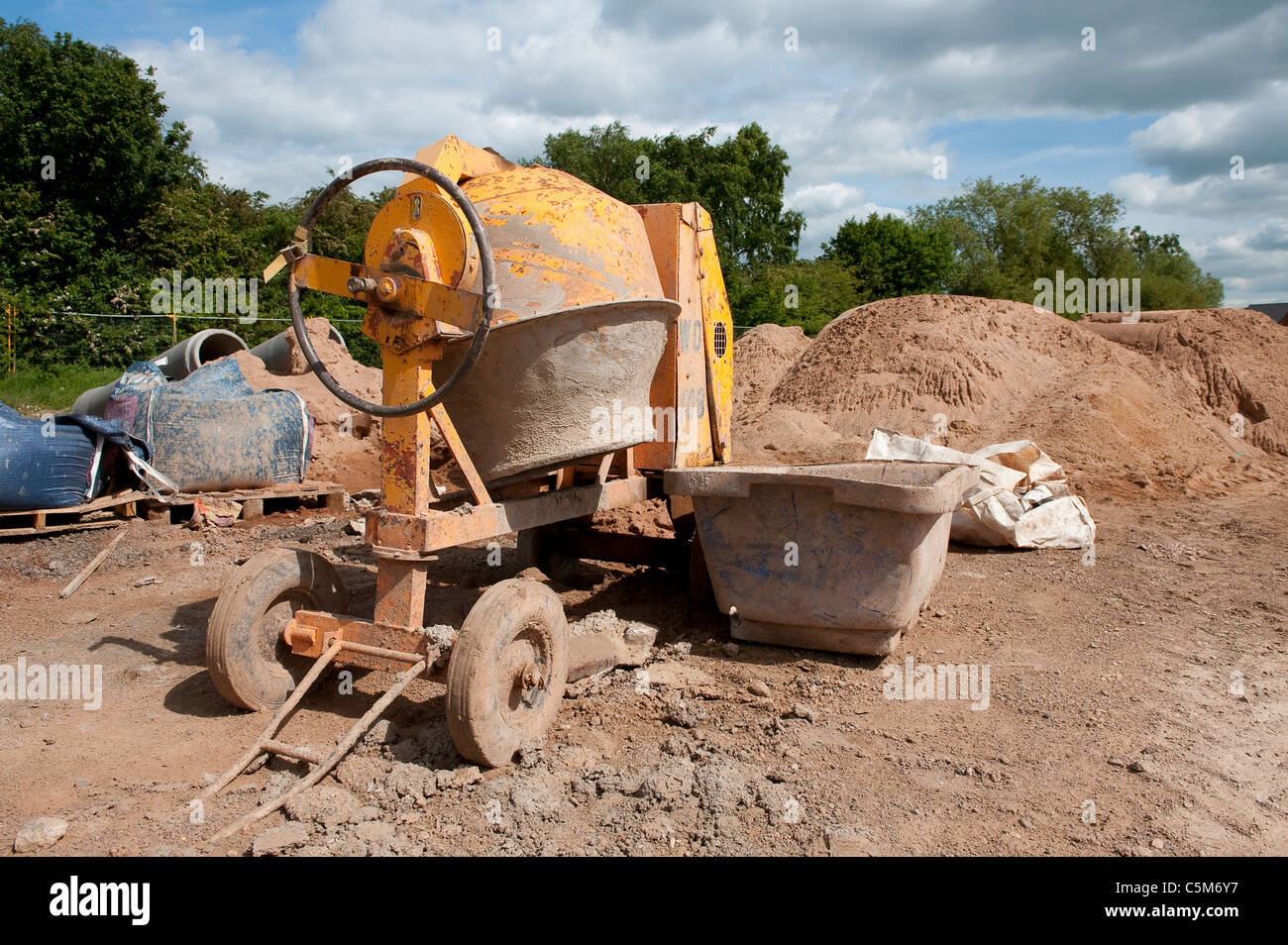 Betonmischer auf einer Baustelle in England. Stockfoto