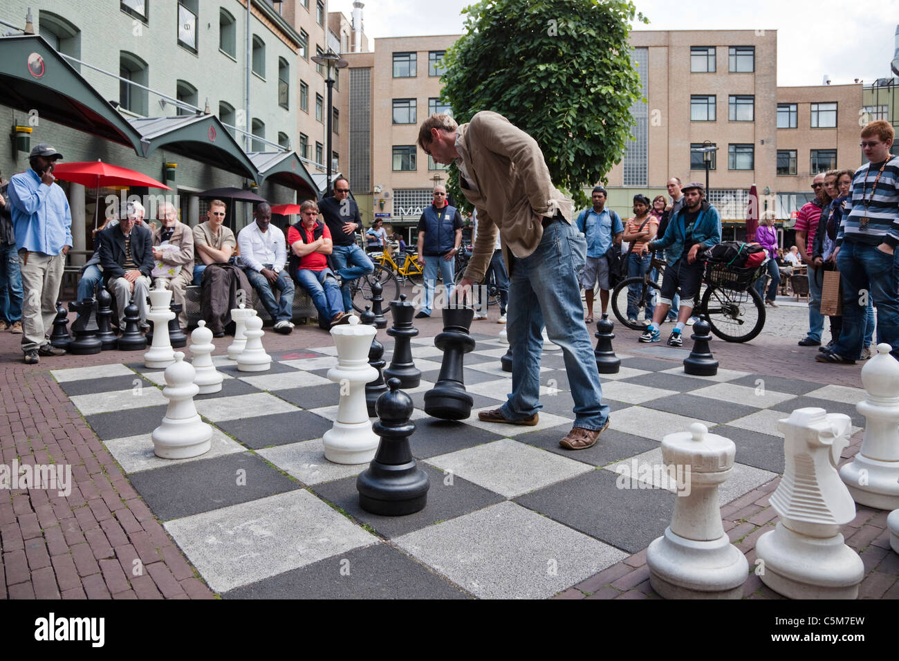 Männer spielen Schach mit Pflaster Quadrate und Stücke, in Max Euwe-Plein,  Amsterdam, Niederlande Stockfotografie - Alamy