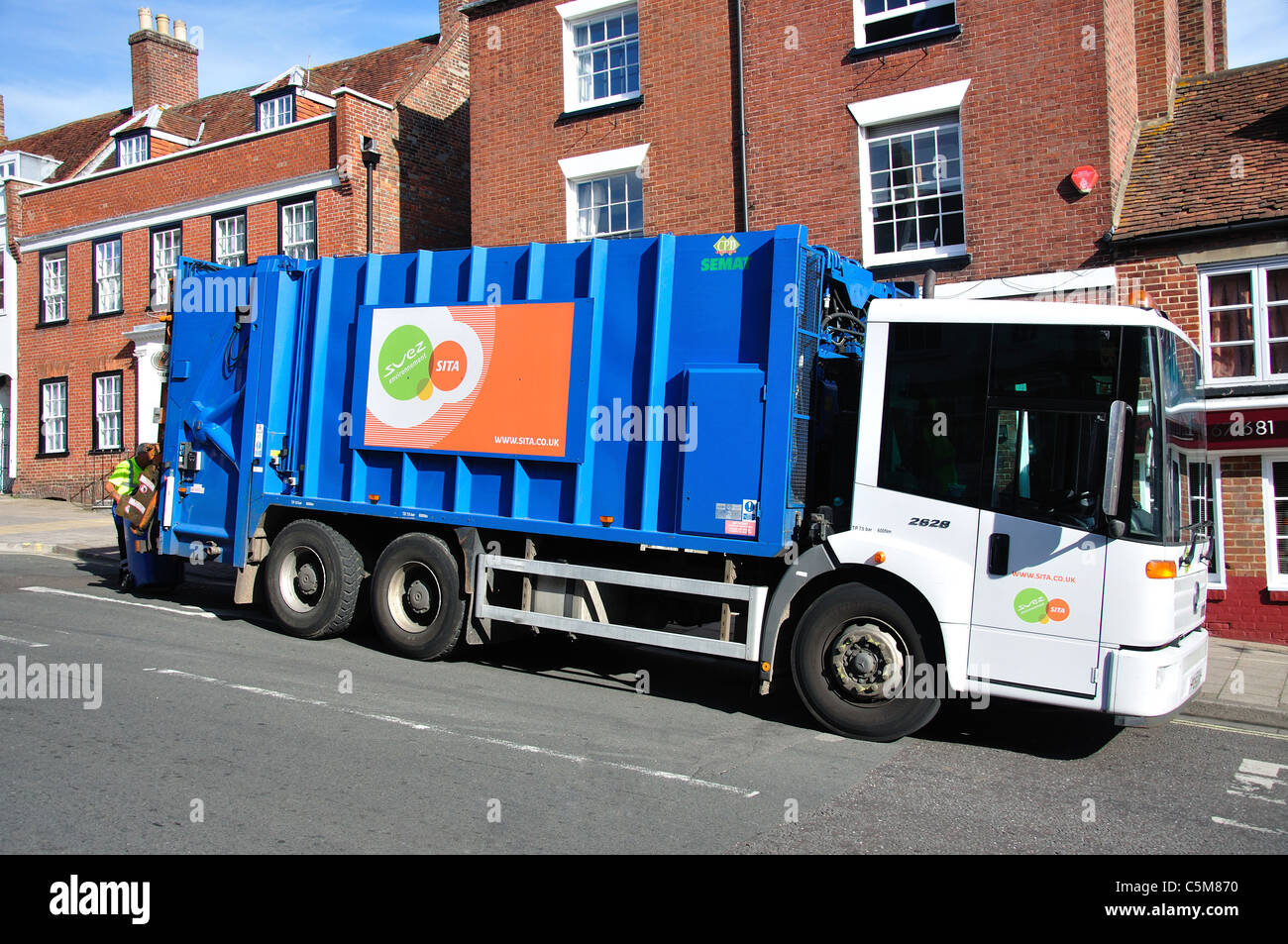 Müll-LKW auf High Street, Lymington, New Forest District, Hampshire, England, Vereinigtes Königreich Stockfoto