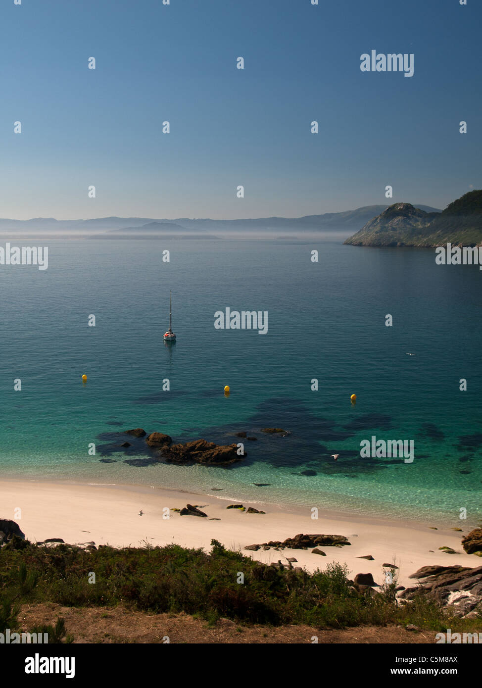 Vertikale Szene des schönen Strandes in Cies Islands National Park. Galicien, Spanien. Stockfoto