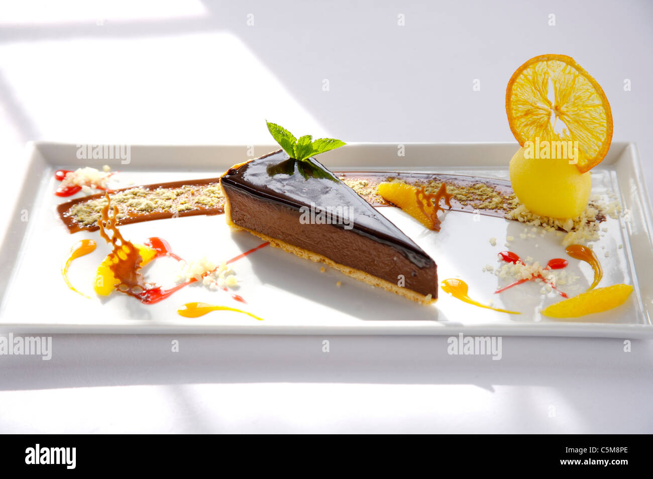 Schokoladen-Tarte mit Orangen-Sorbet Stockfoto