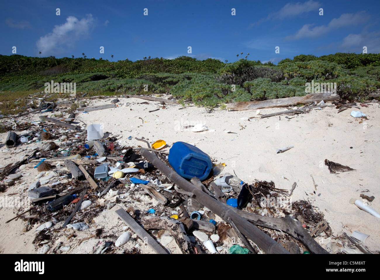Meeresmüll einschließlich Müll und Kunststoffe entlang der Ufer des Swan Island angespült, befindet sich 90 Meilen vor der Küste von Honduras. Stockfoto