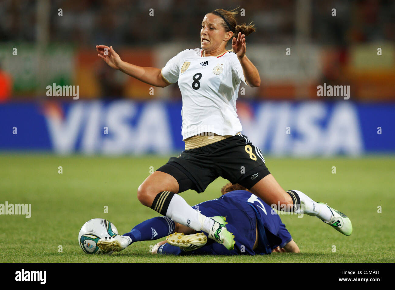 Inka Grings Deutschlands (8) von Mizuho Sakaguchi von Japan während einer 2011 Frauen WM Viertelfinale Fußballspiel in Angriff genommen wird. Stockfoto