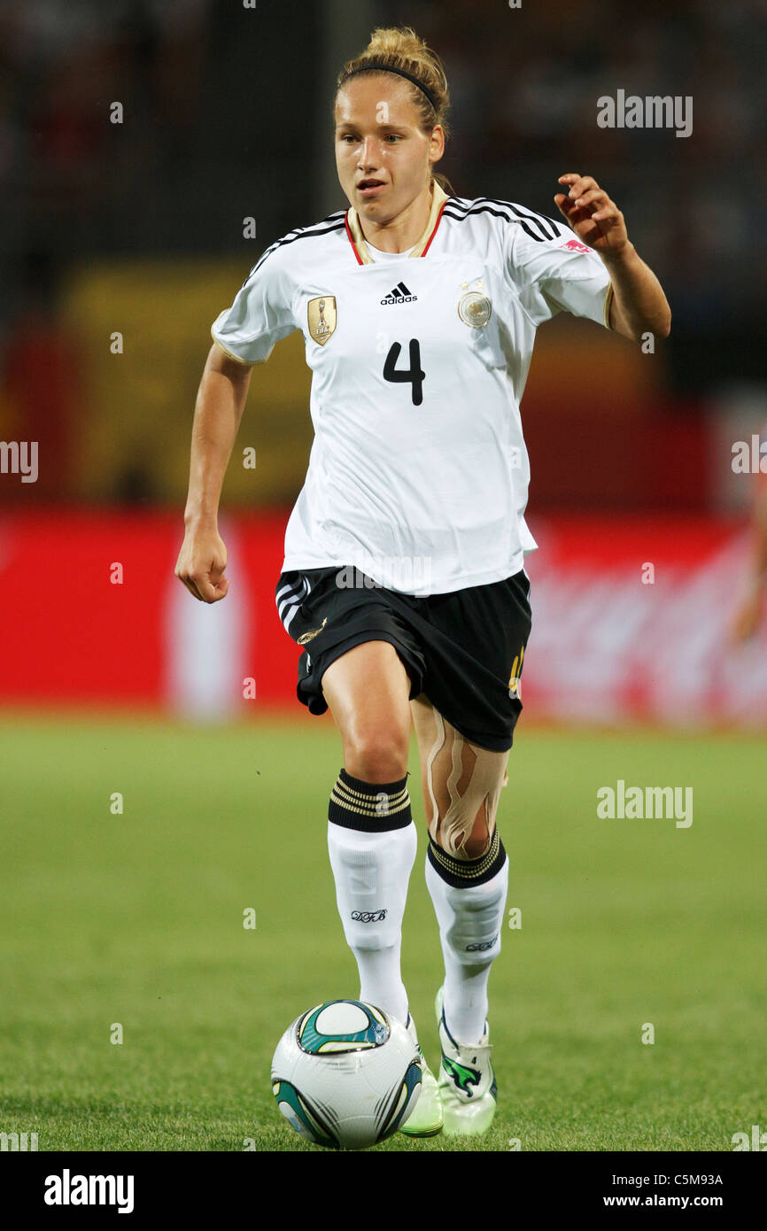 Babett Peter Deutschland steuert den Ball gegen Japan während einer 2011 FIFA Frauen WM Viertelfinale Fußballspiel. Stockfoto