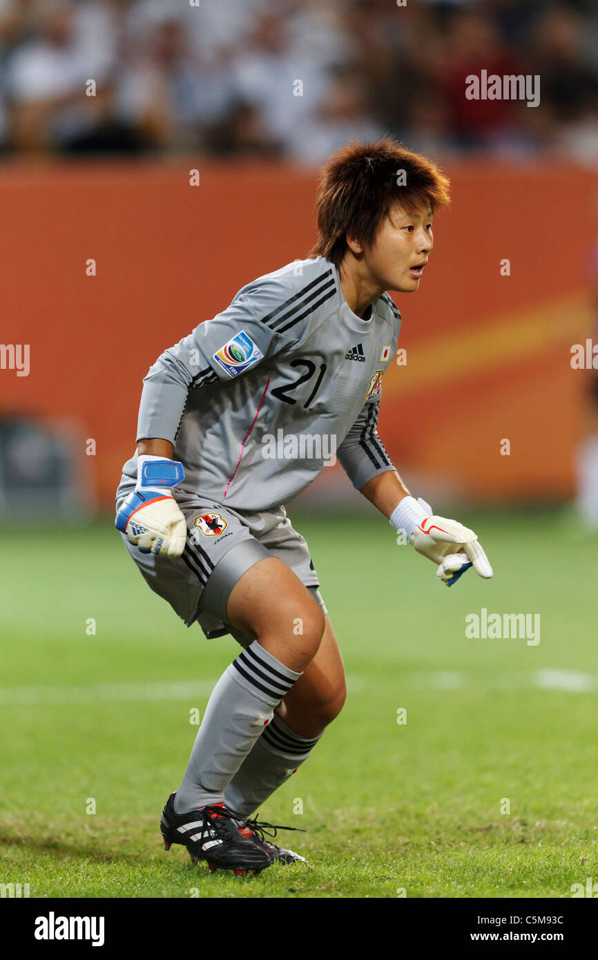 WOLFSBURG, DEUTSCHLAND - 9. JULI: Japanischer Torhüter Ayumi Kaihori in Aktion beim Viertelfinalspiel der FIFA Frauen-Weltmeisterschaft 2011 gegen Deutschland am 9. Juli 2011 in der Arena im Allerpark in Wolfsburg. Nur redaktionelle Verwendung. Kommerzielle Nutzung verboten. Stockfoto
