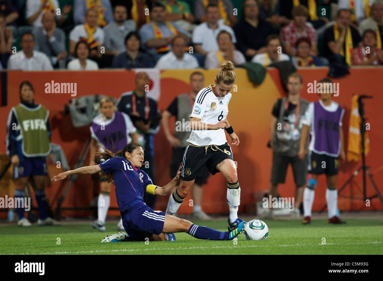 Homare Sawa von Japan (l) versucht, den Ball von Simone Laudehr der Germany (r) während eines 2011-Frauen-WM-Spiel zu bewältigen. Stockfoto