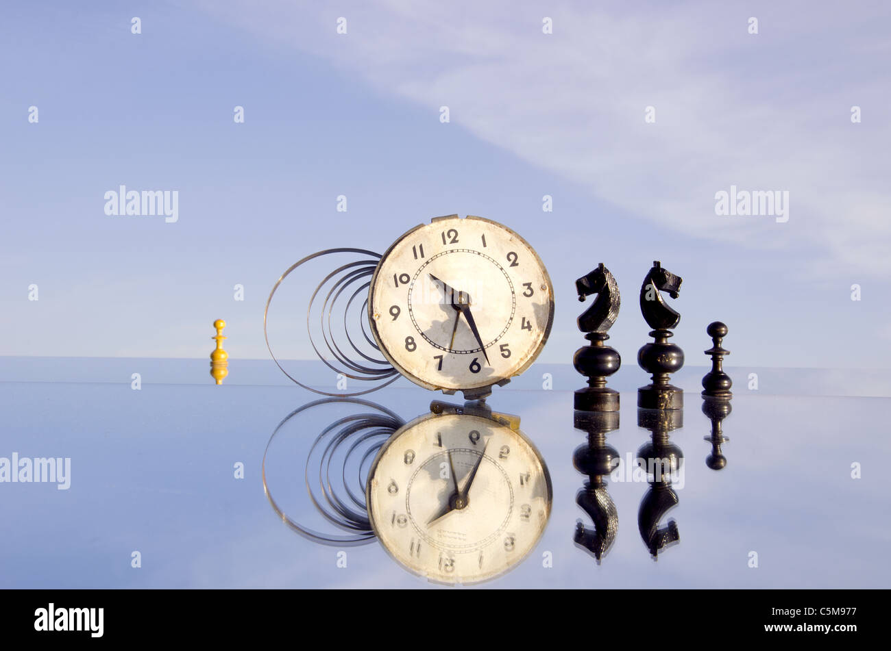 Vintage Uhr und Chessmans auf Spiegel und Himmel Stockfoto
