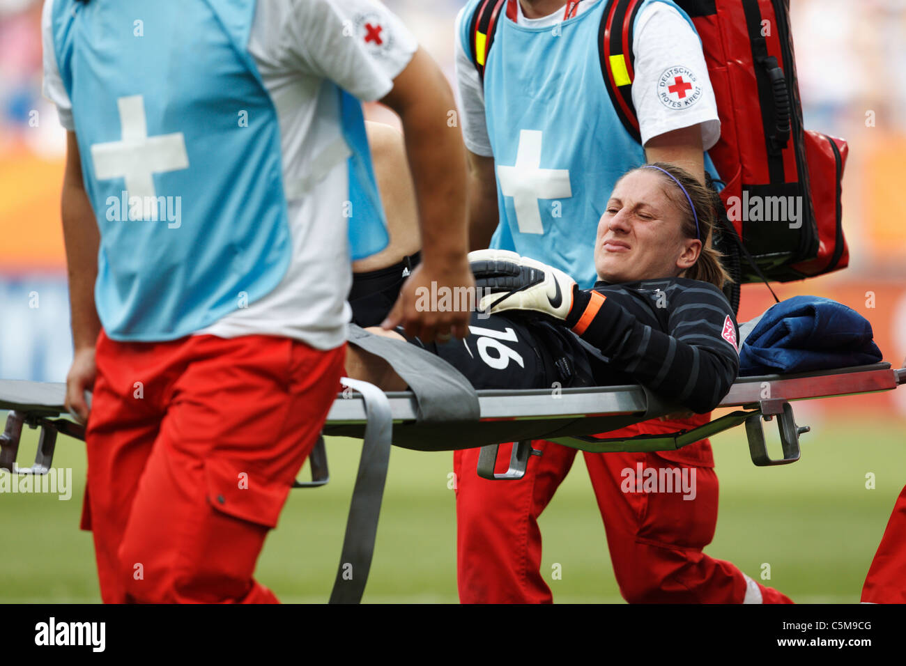 Frankreich-Torwart Berangere Sapowicz erfolgt außerhalb des Spielfelds, verletzt, während ein Frauen-WM-Spiel gegen Schweden Stockfoto