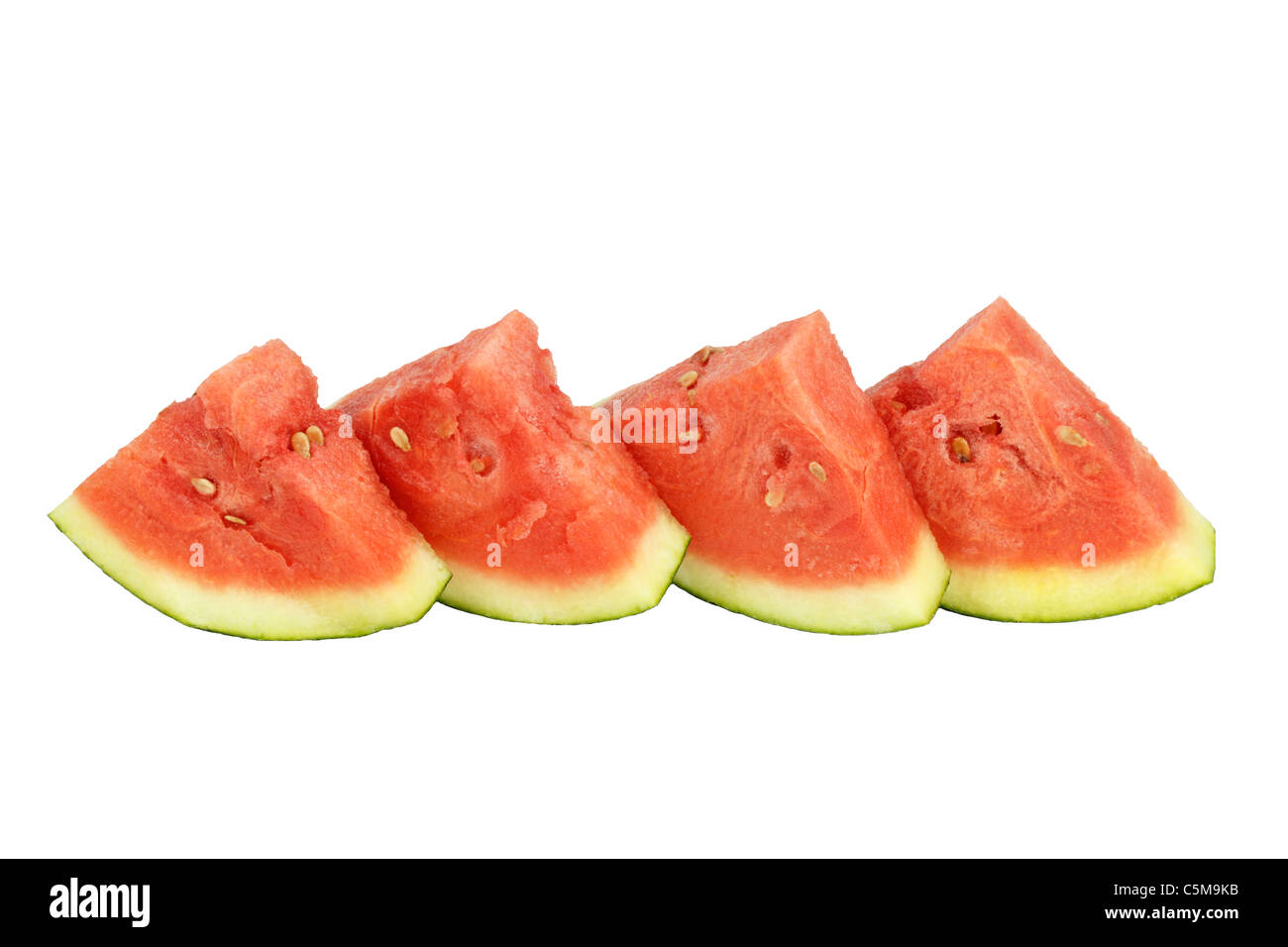 Vier organischen Wassermelone Dreieck Scheiben hochkant nebeneinander auf weißem Hintergrund. Runden Sie vier Viertel rote Wassermelone Scheiben Schale Seite auf weißem ab Stockfoto