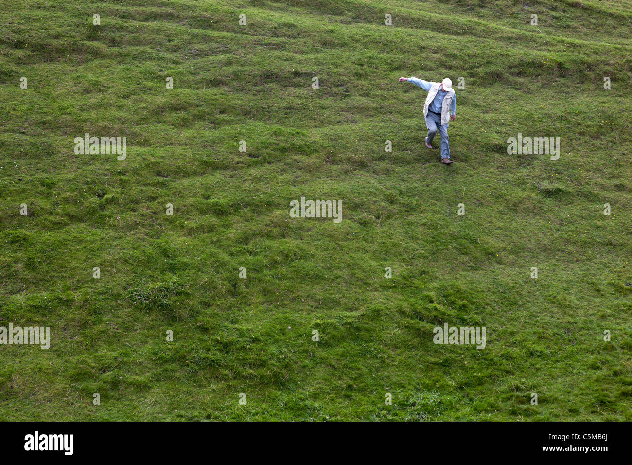 Menschen stolpern hinab Rasen Stockfoto
