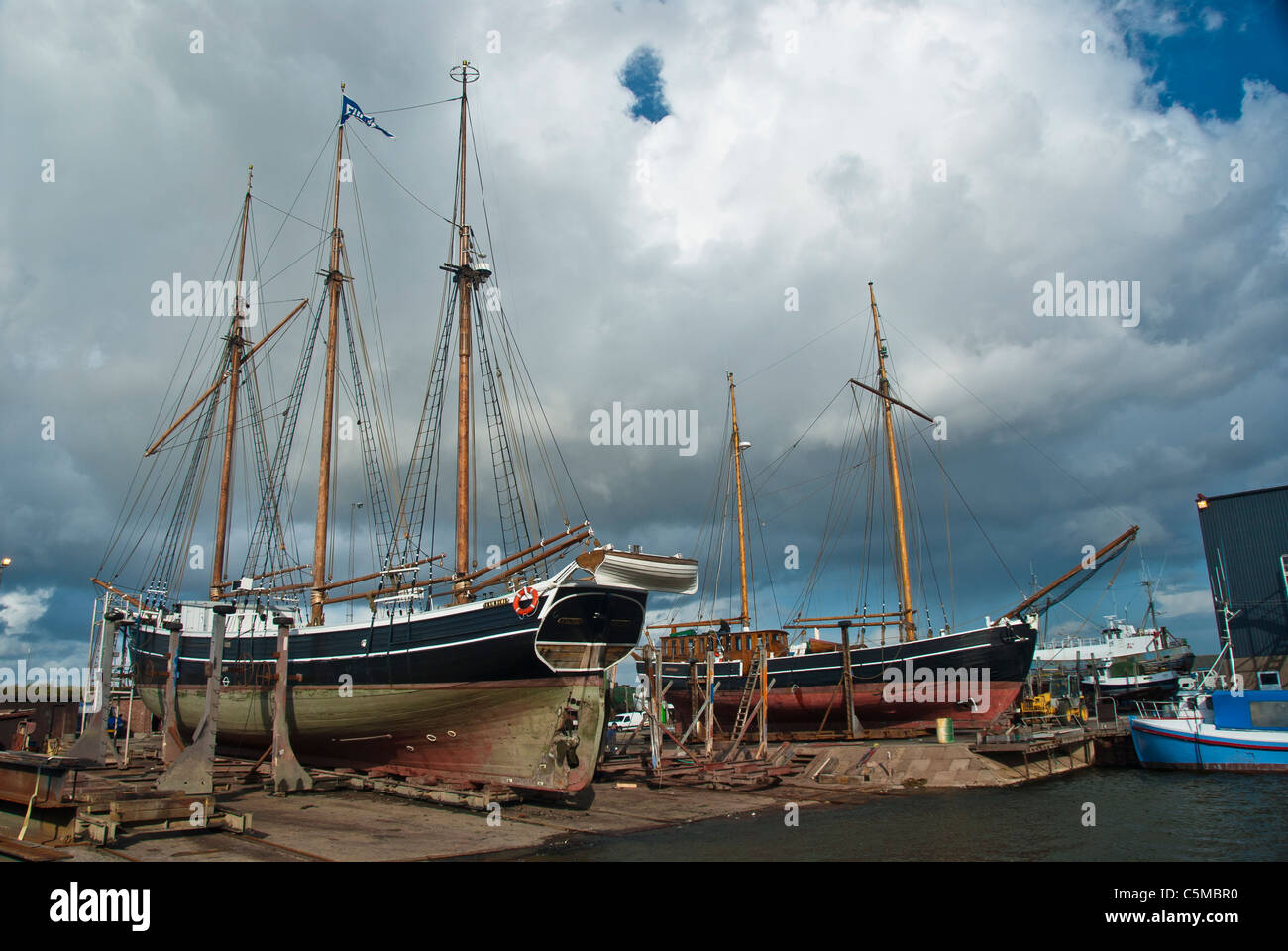 Zwei alte Segelschiffe sind im Trockendock, Hafen von Hvide Sande, Jütland,  Dänemark Stockfotografie - Alamy