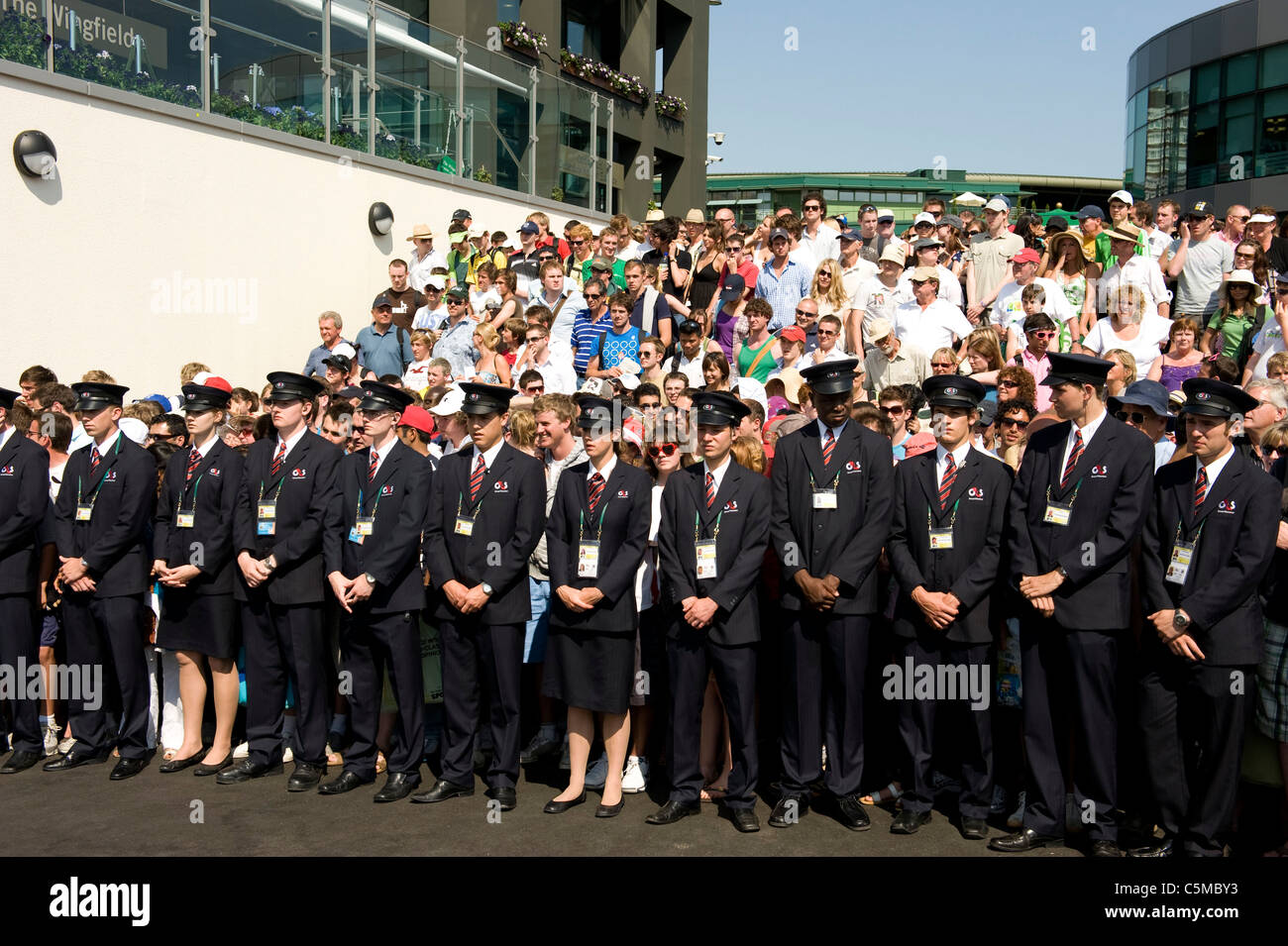 Sicherheit halten wieder die Menge, bevor sie in das Messegelände während der 2009 Wimbledon Tennis Championships dürfen Stockfoto
