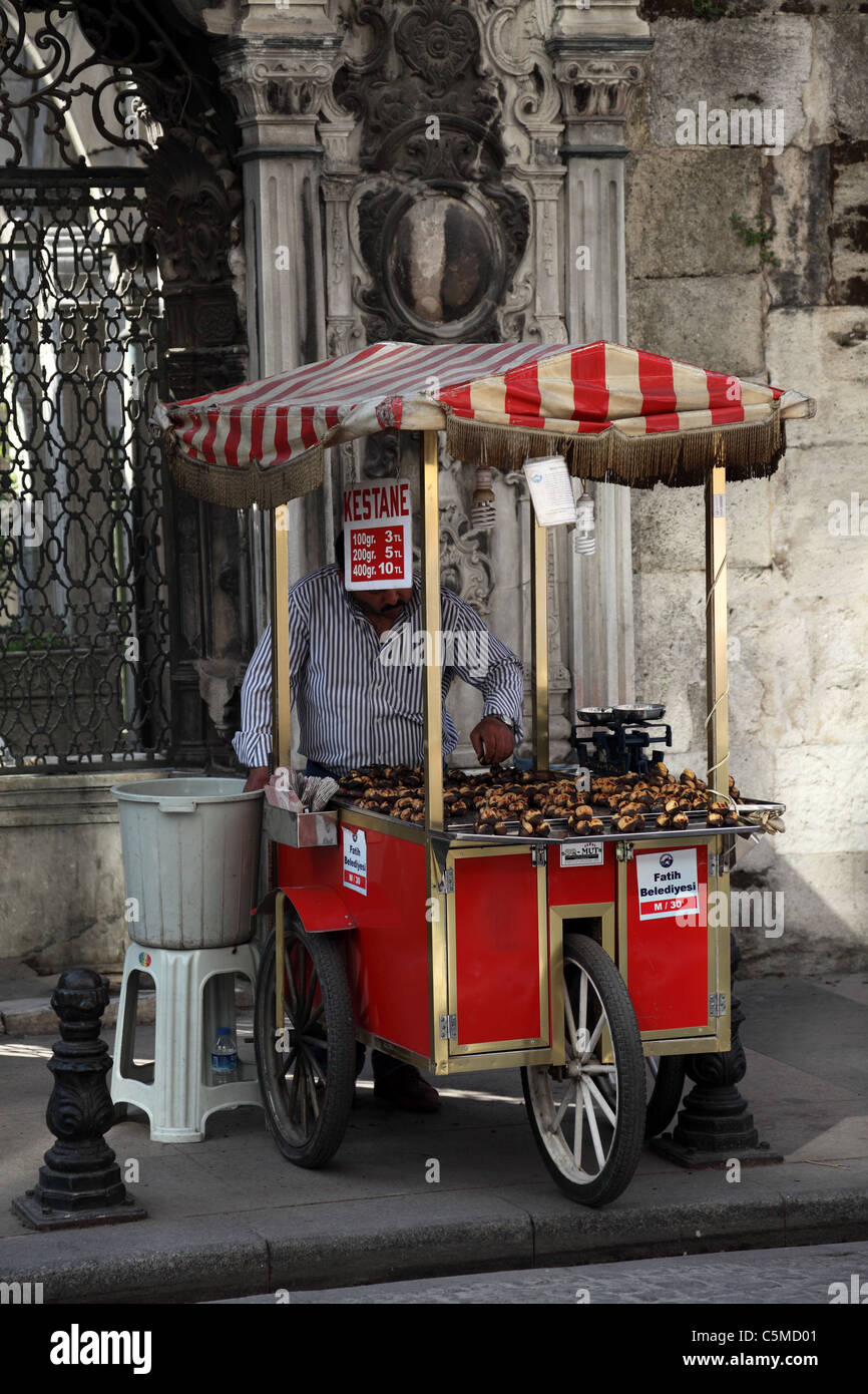 Geröstete Kastanien Anbieter in der Straße von Istanbul, Türkei Stockfoto