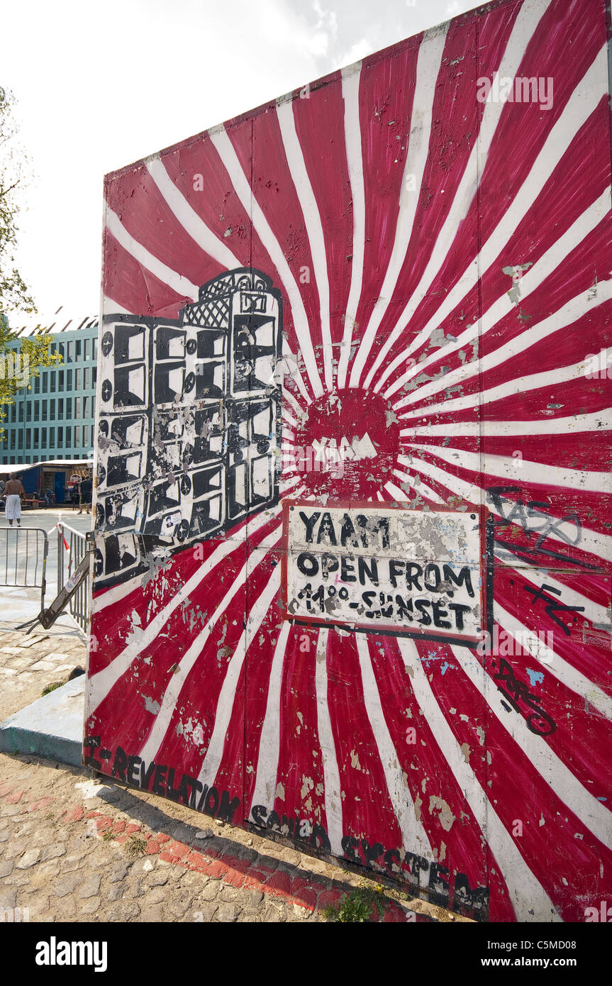 Eines der vielen Gemälde an der Berliner Mauer East Side Gallery, die größte Open-Air-Galerie der Welt. Berlin, Deutschland Stockfoto