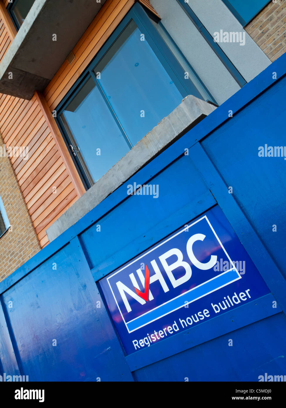 National-Hausbau Rat Schild eine neu gebaute Immobilien in Großbritannien zeigen, dass es durch eine NHBC Garantie geschützt ist Stockfoto
