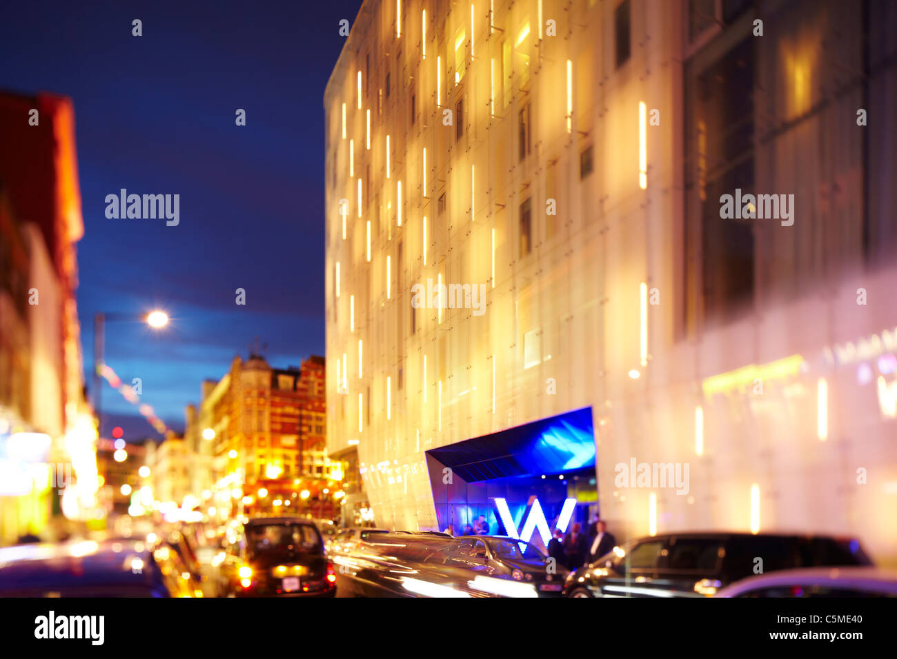 W-Hotel in London in der Nacht Stockfoto