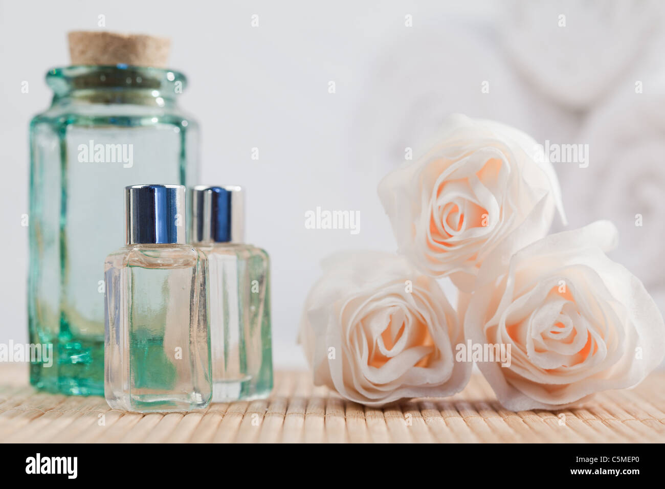 Rosen und Glaskolben Stockfoto