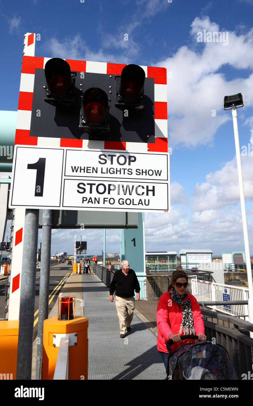Zweisprachiges Schild und Beleuchtung Traffic über Klapp Hubbrücke zu steuern, Cardiff Bay Barrage, Cardiff, South Glamorgan, Wales, Großbritannien Stockfoto