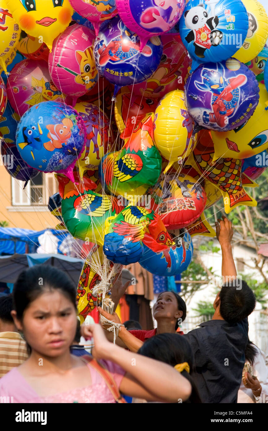 Bunte Ballons schweben in der Luft bei einem Lao Neujahr Festival in Luang Prabang, Laos. Stockfoto