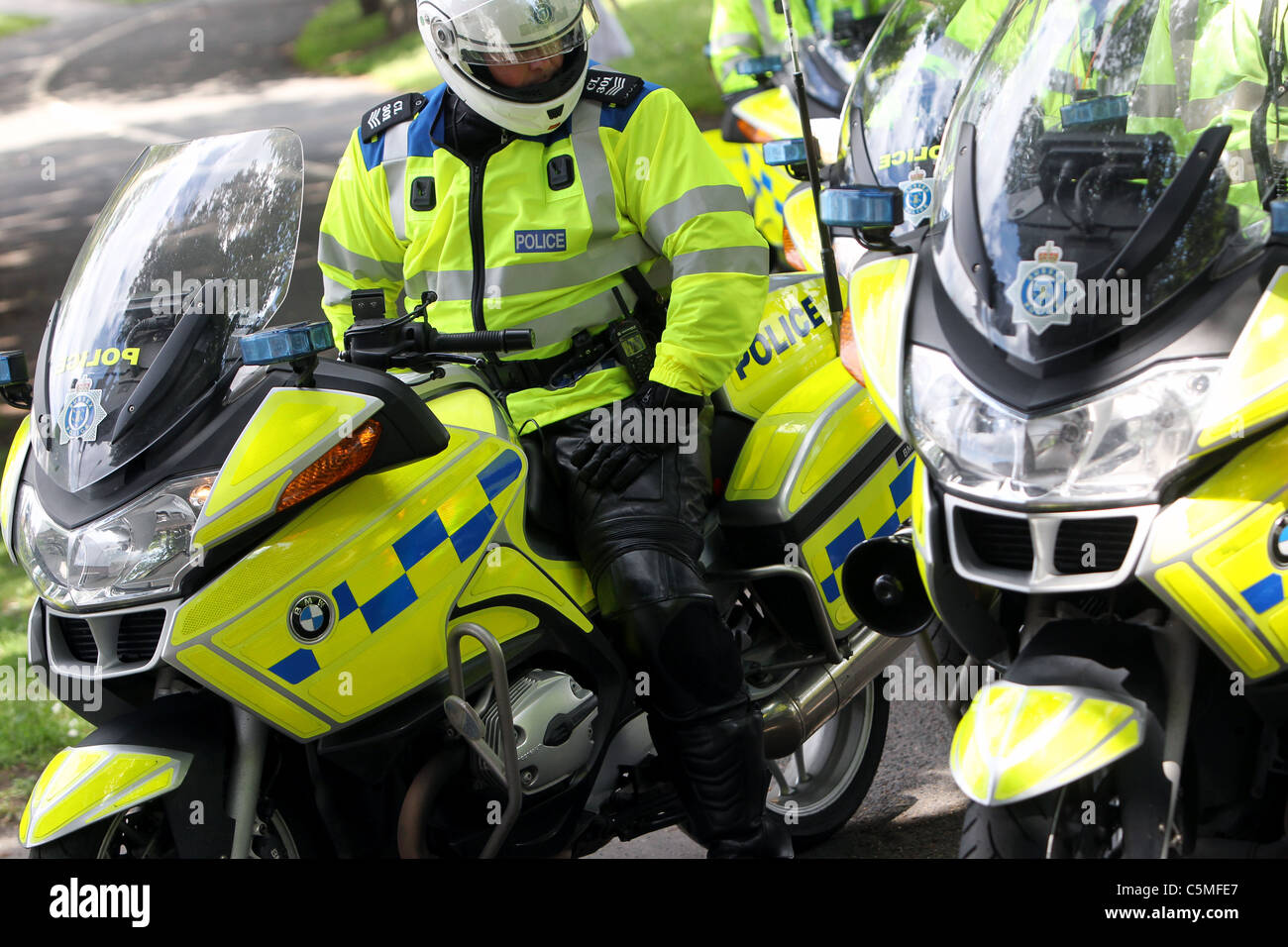 Polizei-Motorradfahrer im Bild während einer Protestaktion in Brighton, East Sussex, UK. Stockfoto