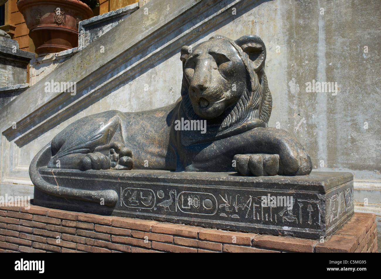 Ägyptische Löwen-Statue im Innenhof des Pigna Vatican Museum Rom Italien Stockfoto