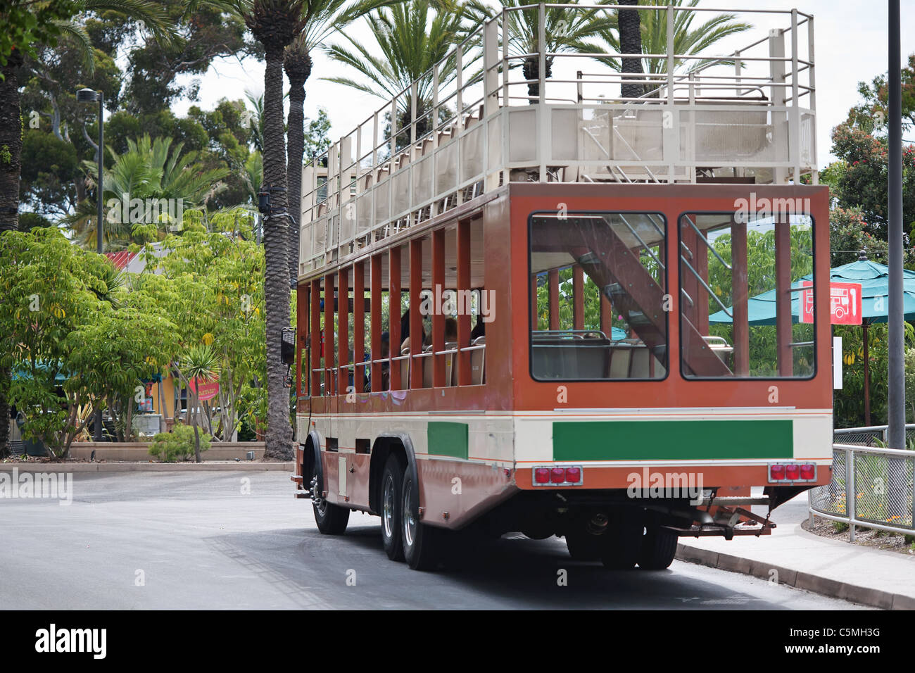 Zwei leere Ebene Touristenbus in der Straße geparkt Stockfoto