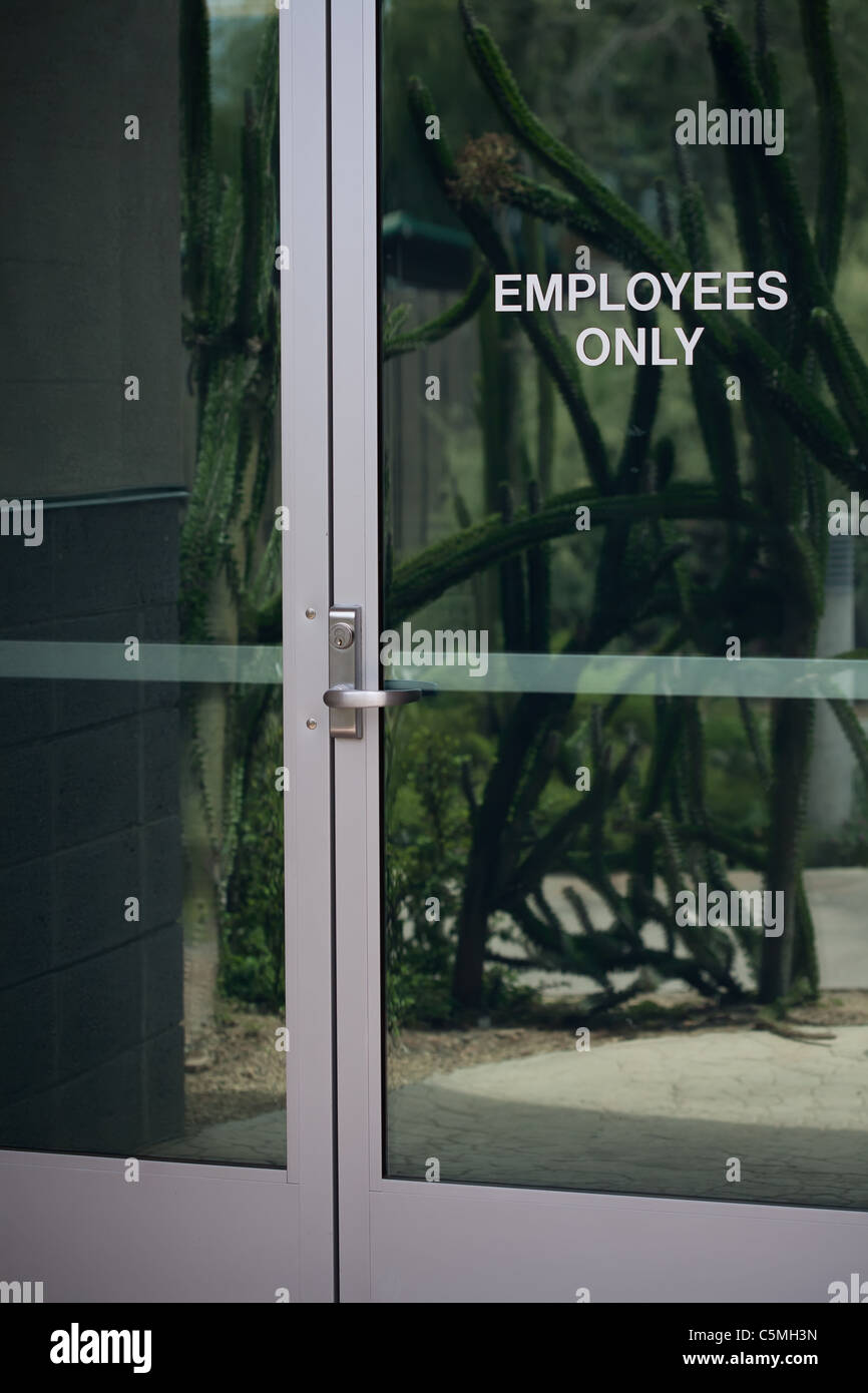 moderne Glas-Tür mit Reflexion und Mitarbeiter nur unterschreiben Stockfoto