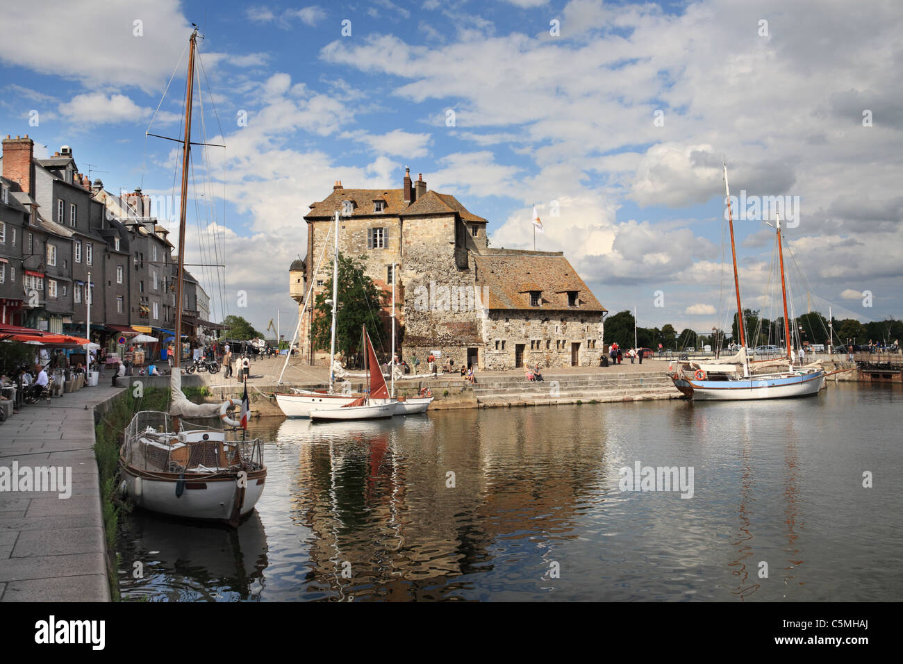 Hölzerne Segelschiff "Rose de Savanne" mit La Lieutenance im Hintergrund in den Hafen von Honfleur, Normandie, Frankreich Stockfoto