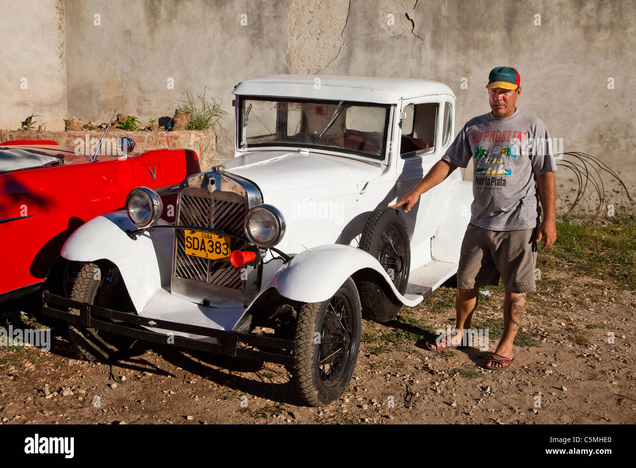 Kuba, Trinidad. Ford Modell B und Besitzer. Stockfoto