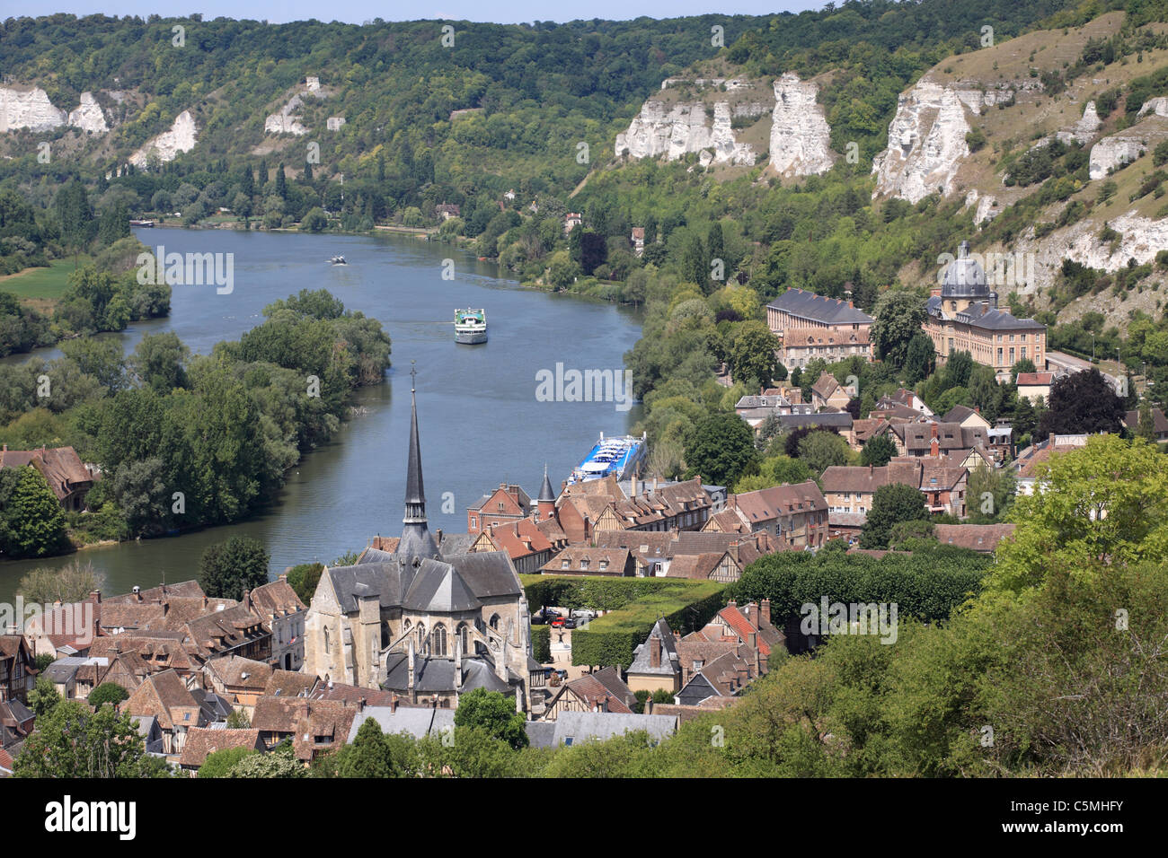 Ein Kreuzfahrtschiff kommt bei Le Petit Andely auf dem Fluss Seine, Normandie, Frankreich Stockfoto