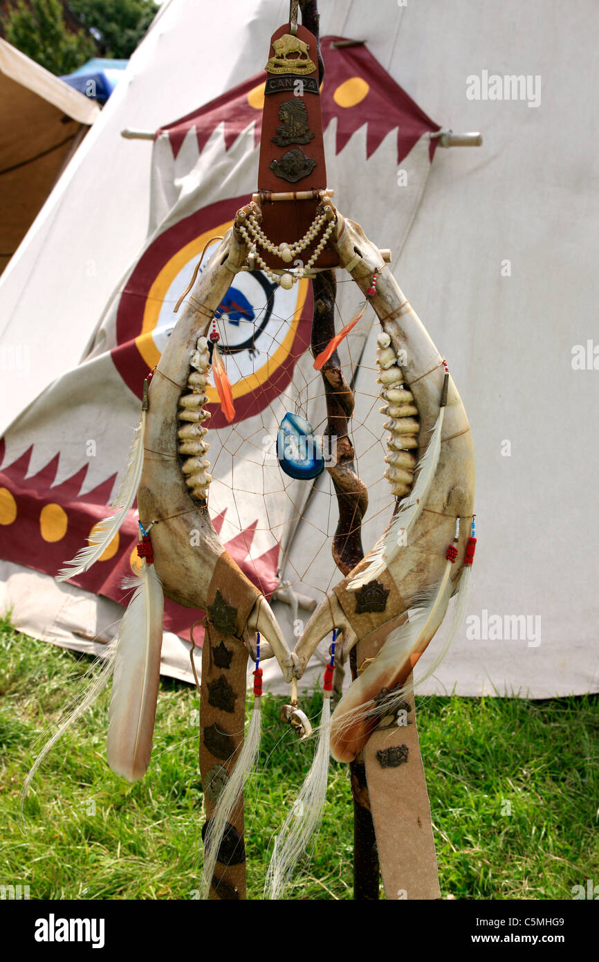 Native American Indian Symbole außerhalb ein Tipi Stockfoto