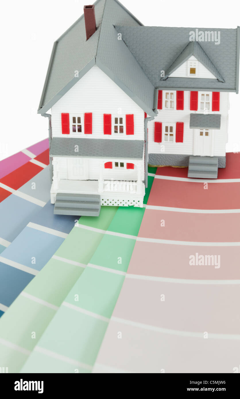 Ein Maniature Haus auf einer Farbkarte Stockfoto