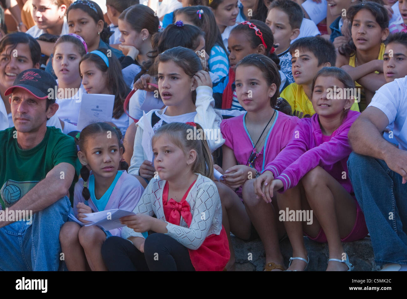 Kuba, Trinidad. Kinder beobachten Carrusel, eine musikalische Darbietung. Stockfoto