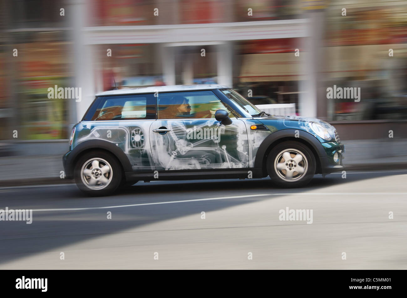 2010 Foxtons x-ray Mini mit Geschwindigkeit, London UK Stockfoto