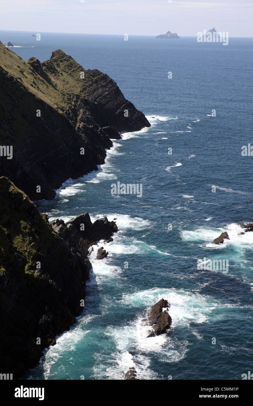Küste in der Nähe von Portmagee Co Kerry Skellig in der Ferne Irland Stockfoto
