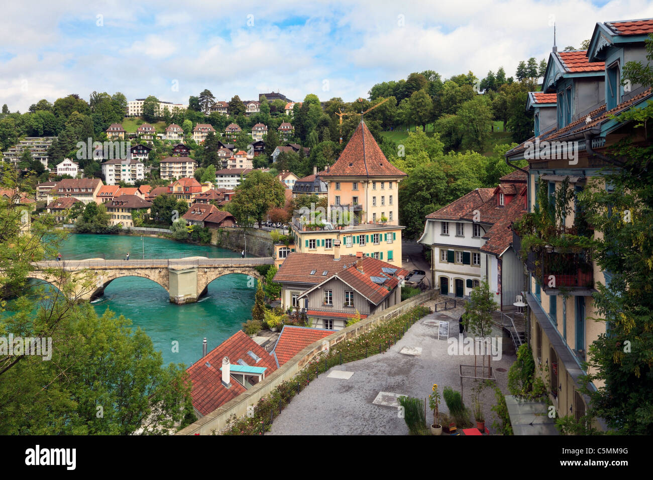 Brücke über den Fluss Aare und bunten Bürgerhäusern in der Berner Altstadt, Schweiz Stockfoto