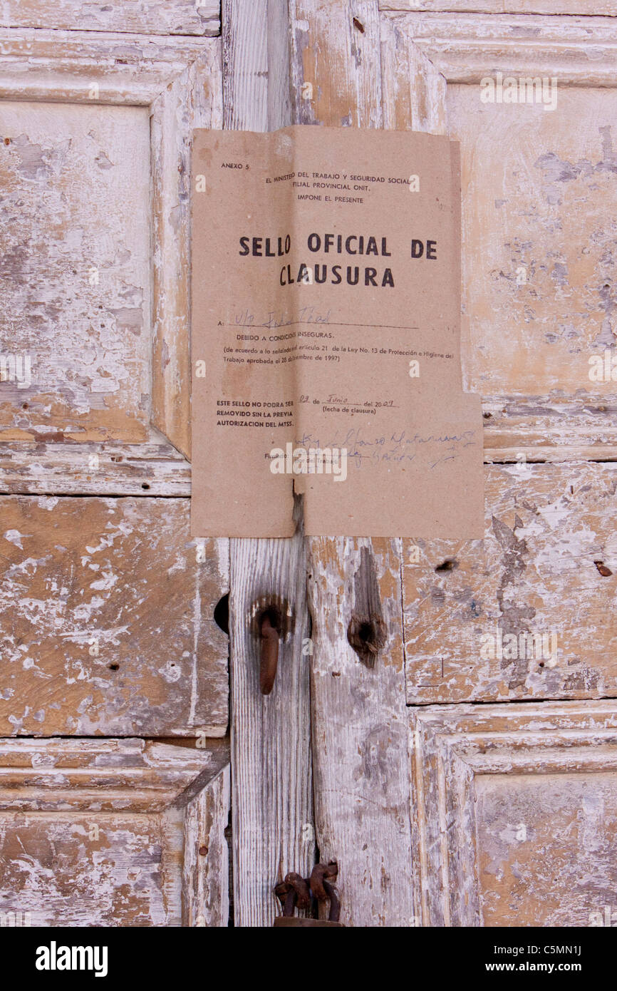 Kuba, Trinidad. Alte Tür und offizielle Ankündigung der Sperre aufgrund von unsicheren Bedingungen. Stockfoto
