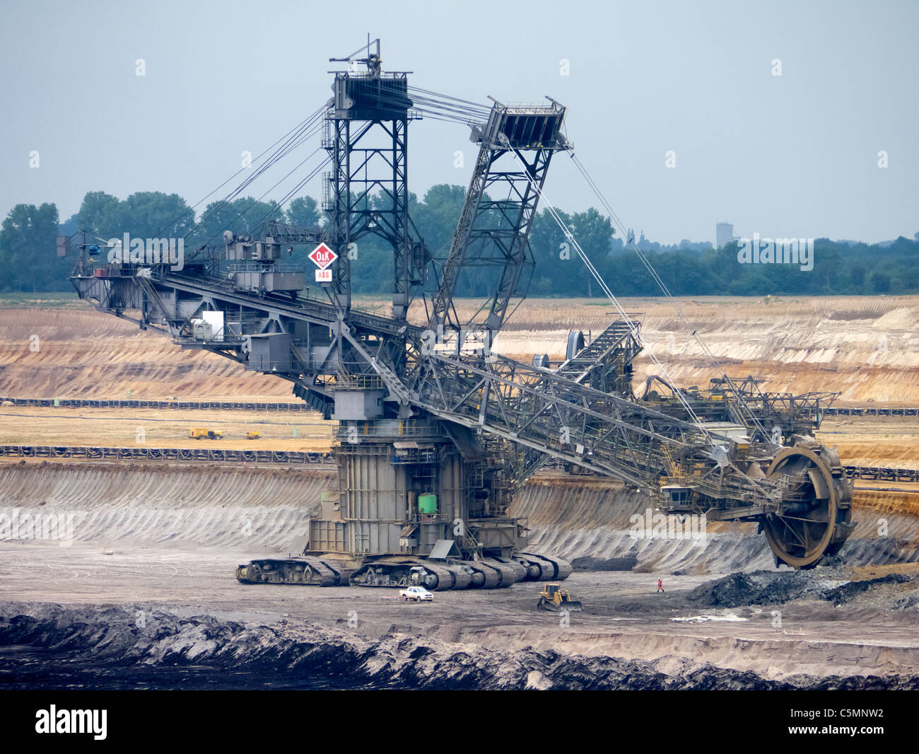 Große Ausgrabung Maschinen arbeiten im RWE Tagebau braun oder Braunkohle Kohlenmine in Garzweiler in Northrhine Westfallia in Deutschland Stockfoto