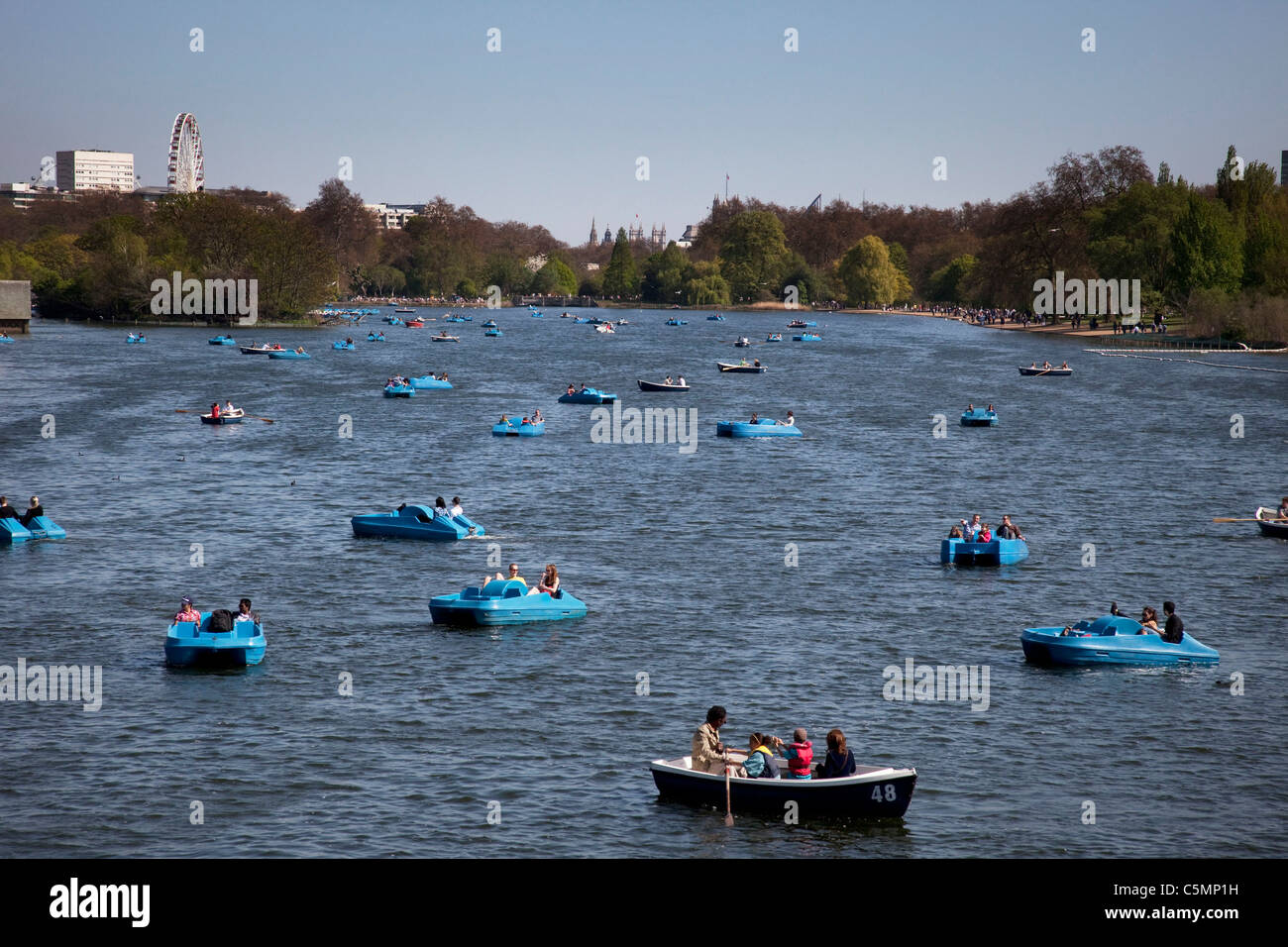 Ruderboote und Tretboote auf dem Serpentine im Hyde Park, London. Stockfoto