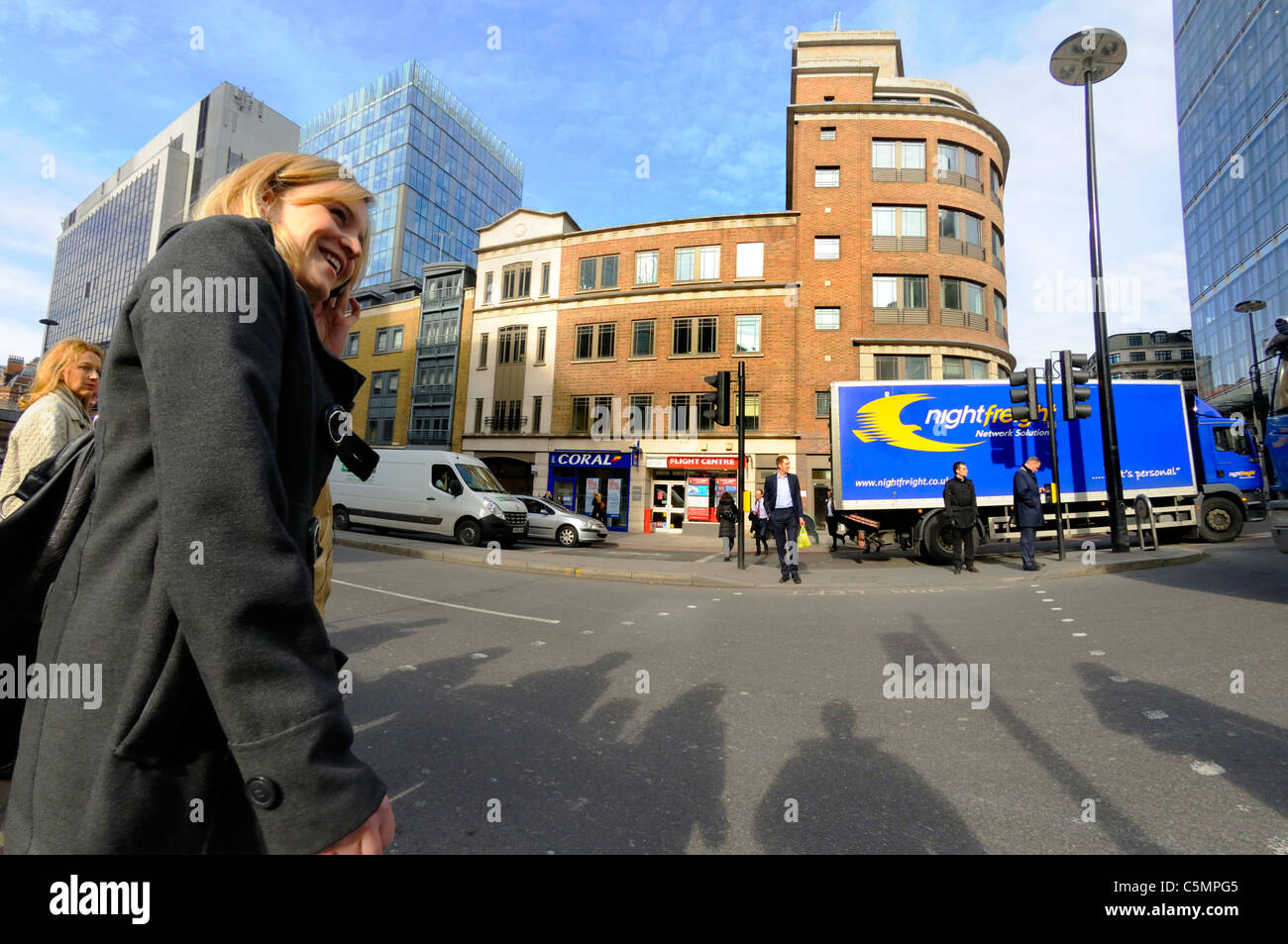 London, England, Vereinigtes Königreich. Frau am Fußgängerüberweg Stockfoto