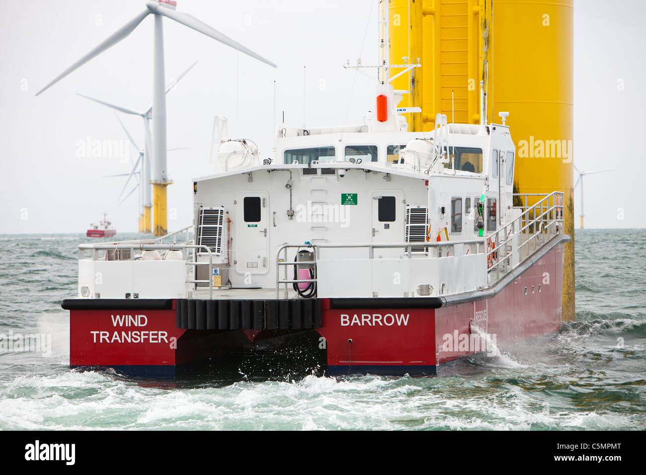 Ein Versorgungsschiff neben einer Windkraftanlage des Projekts Walney Offshore Windpark, aus Barrow in Furness, Cumbria, UK Stockfoto