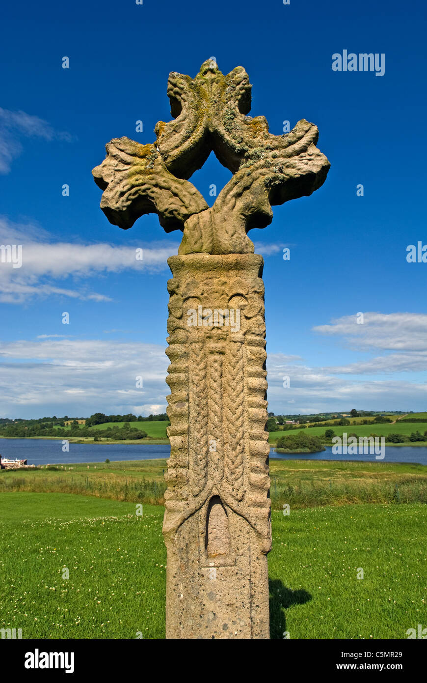 Geschnitzte High Cross, Mitte 15.Jh., Devenish Island, klösterliche Website, unteren Lough Erne, Grafschaft Fermanagh, Nordirland Stockfoto